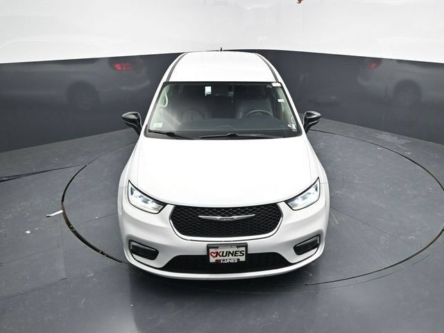 Used 2024 Chrysler Pacifica Touring-L FWD image 31