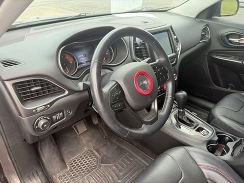 Used 2019 Jeep Cherokee Trailhawk AWD/4WD image 10