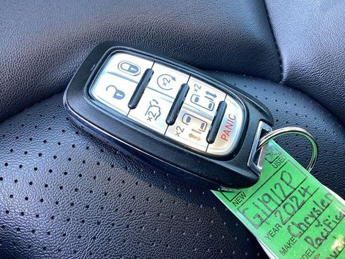 Used 2024 Chrysler Pacifica Touring-L FWD image 38