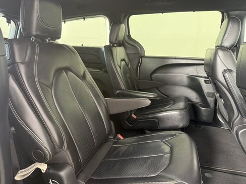 Used 2022 Chrysler Pacifica Touring-L w/ S Appearance Package FWD image 13