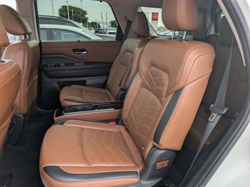 Used 2023 Nissan Pathfinder Platinum FWD image 27