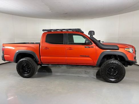 Used 2016 Toyota Tacoma TRD Off-Road w/ Premium & Technology Package AWD/4WD image 9