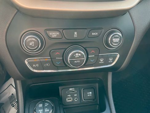 Used 2014 Jeep Cherokee Trailhawk AWD/4WD image 12