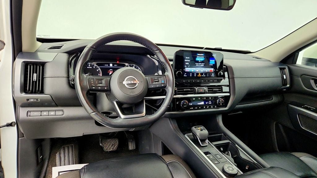 Used 2023 Nissan Pathfinder SL AWD/4WD image 11