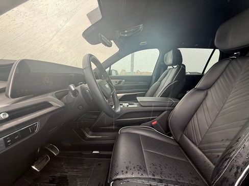 Certified 2026 Cadillac Vistiq Platinum w/ LPO, Floor Liner Package AWD/4WD image 29
