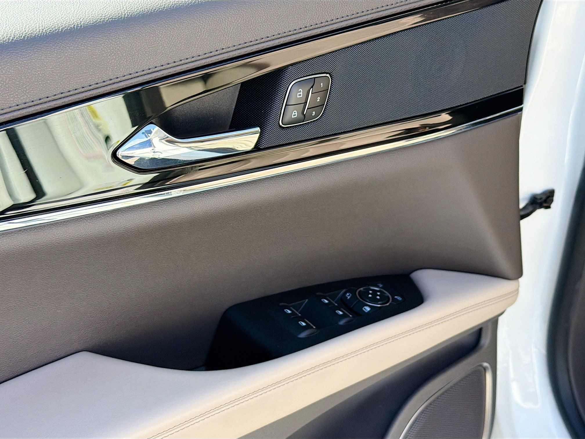 Used 2023 Lincoln Nautilus FWD w/ Premium Package image 18