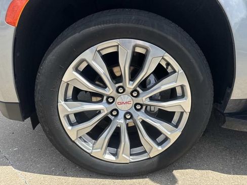 Used 2024 GMC Yukon XL Denali RWD image 9