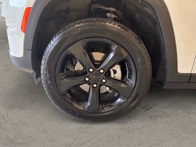 Used 2023 Jeep Grand Cherokee Altitude AWD/4WD image 15