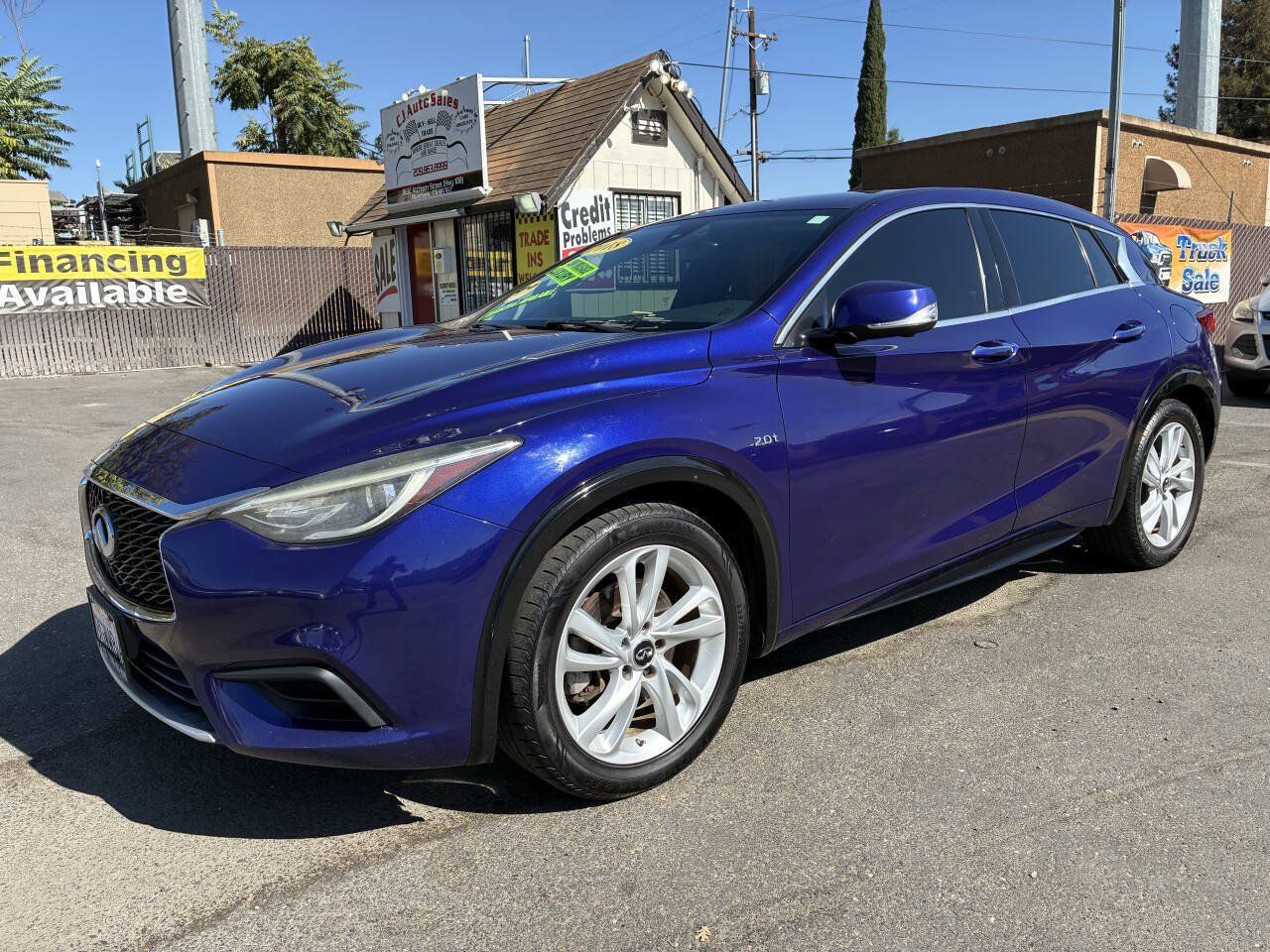 Used 2018 INFINITI QX30 FWD image 1