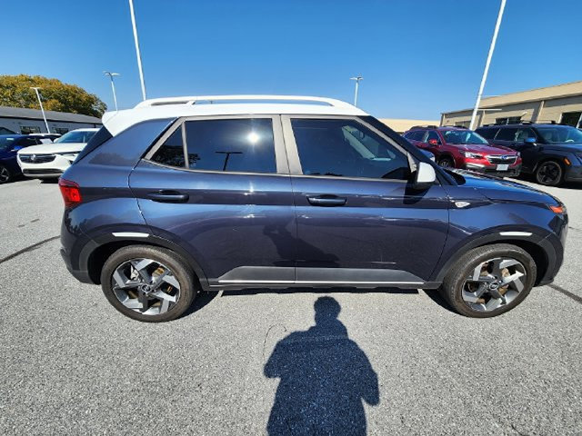 Used 2021 Hyundai Venue FWD image 16