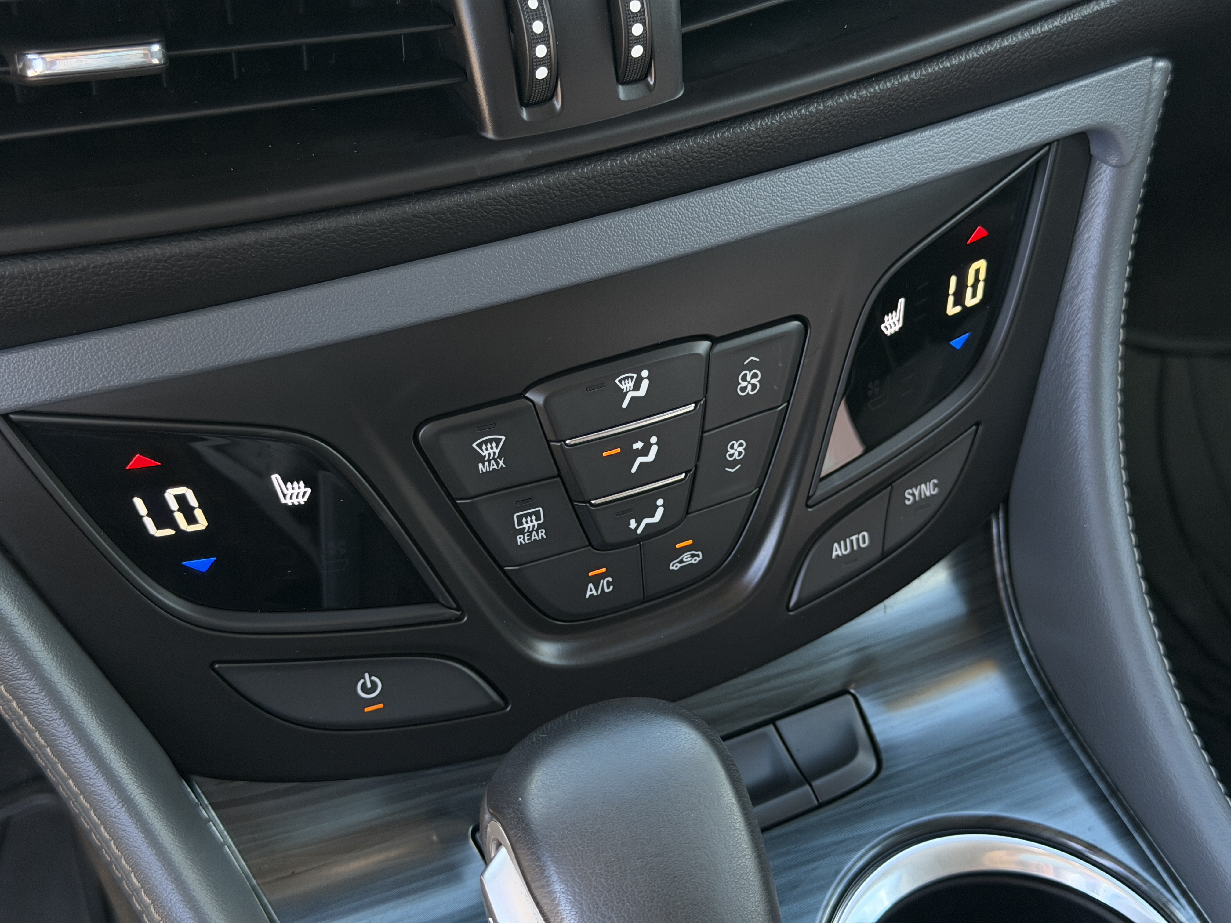 Used 2019 Buick Envision Essence FWD image 29