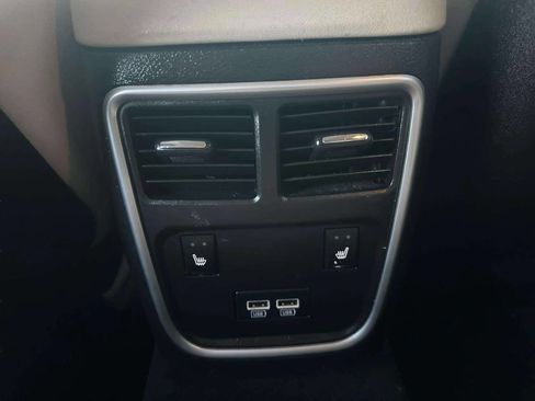 Used 2018 Chrysler 300 Limited image 37