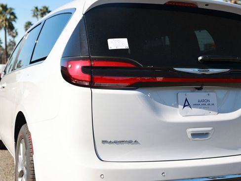 New 2026 Chrysler Pacifica Limited image 9