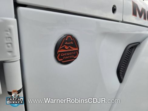 Used 2025 Jeep Gladiator Mojave w/ Convenience Group AWD/4WD image 18