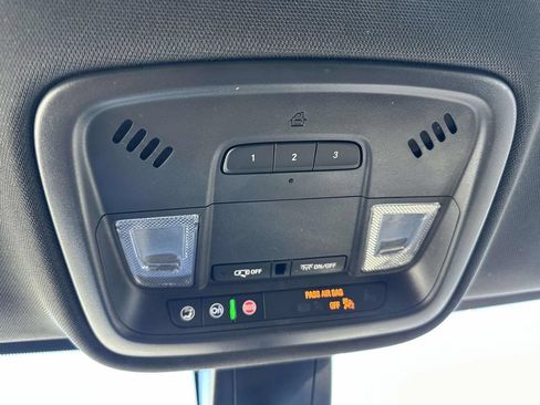 Used 2023 Chevrolet Traverse LT FWD image 27