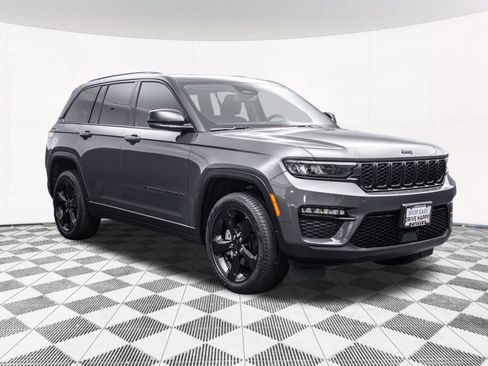 Used 2024 Jeep Grand Cherokee Limited w/ Black Appearance Package AWD/4WD image 15