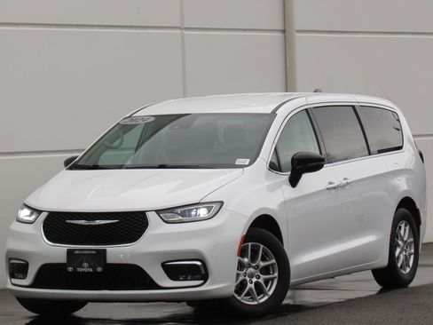 Used 2024 Chrysler Pacifica Touring-L FWD image 1