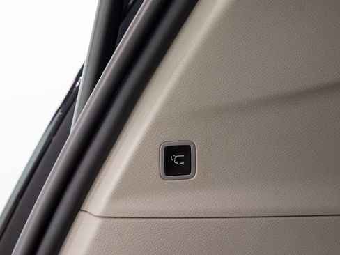 Used 2024 Chrysler Pacifica Limited FWD image 13