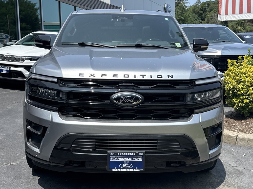 Used 2022 Ford Expedition Limited AWD/4WD image 2