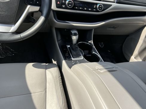 Used 2016 Toyota Highlander XLE AWD/4WD image 22