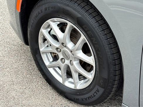 Used 2023 Chrysler Pacifica Touring-L FWD image 19