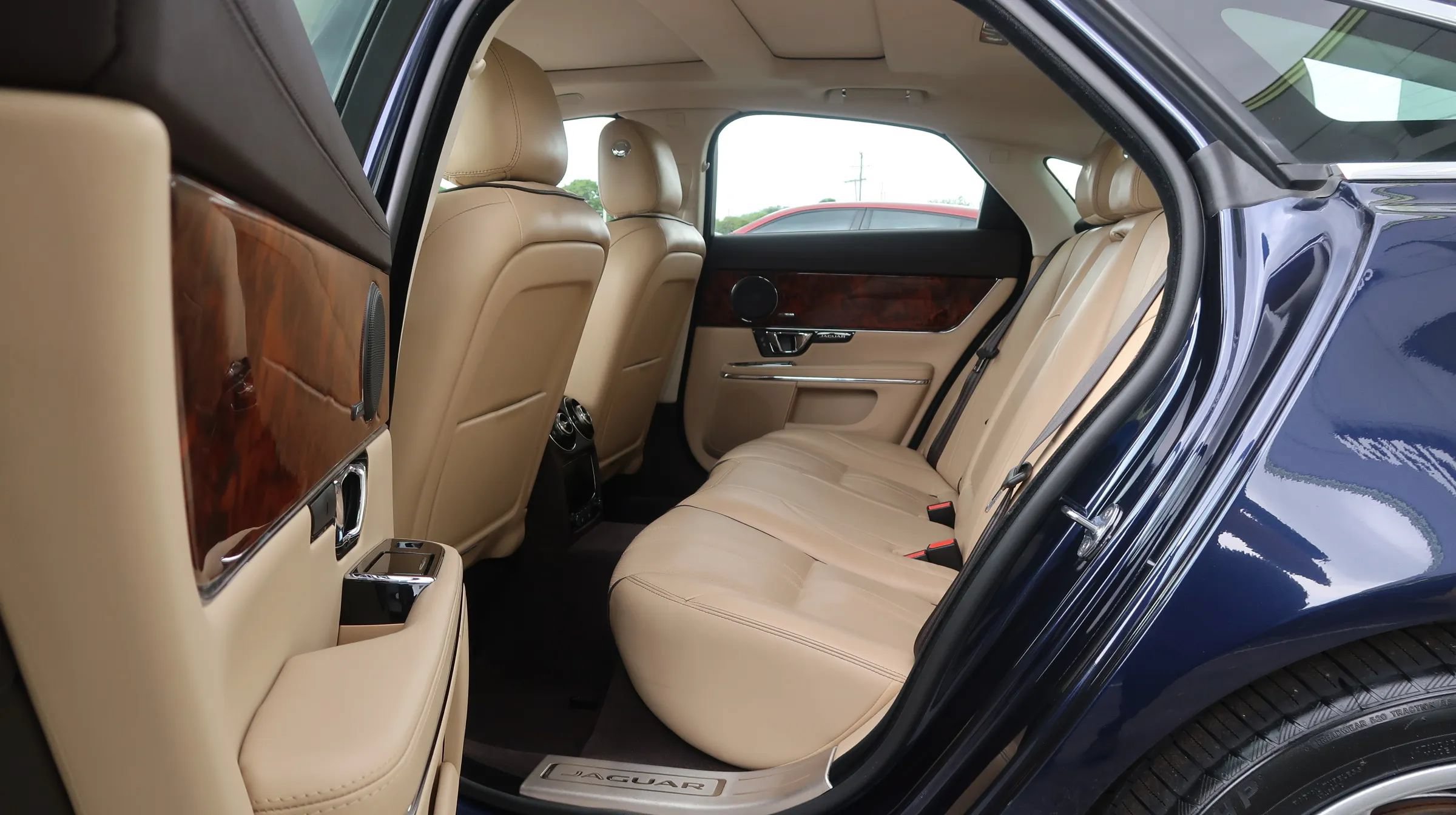 Used 2019 Jaguar XJ R-Sport RWD image 19