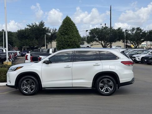 Used 2019 Toyota Highlander Limited Platinum FWD image 4