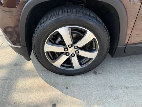 Used 2020 Chevrolet Traverse LT w/ LT Premium Package AWD/4WD image 12