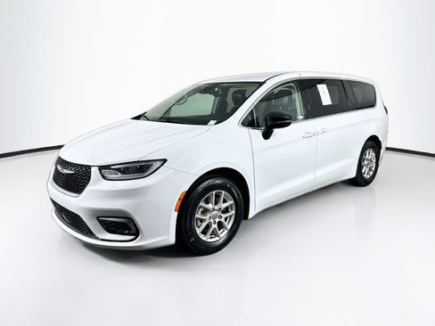 Used 2024 Chrysler Pacifica Touring-L FWD image 3