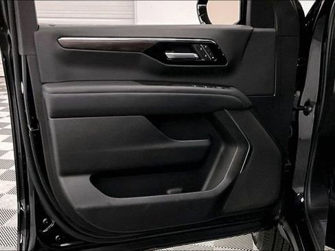 Used 2025 Chevrolet Suburban Z71 image 19