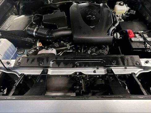 Used 2022 Toyota Tacoma w/ SR5 Package image 9