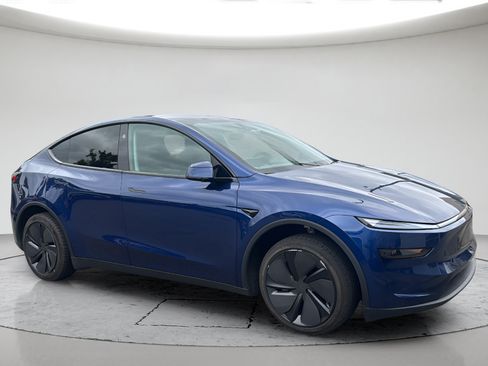 Used 2026 Tesla Model Y Long Range RWD image 3