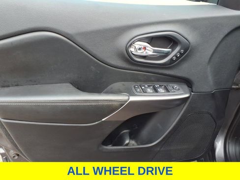 Used 2019 Jeep Cherokee Limited image 11