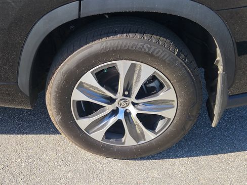Used 2022 Toyota Highlander XLE AWD/4WD image 28