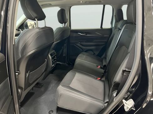 Used 2023 Jeep Grand Cherokee Laredo w/ Luxury Tech Group I AWD/4WD image 12
