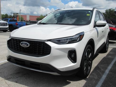 Used 2023 Ford Escape Platinum w/ Premium Technology Package AWD/4WD image 2