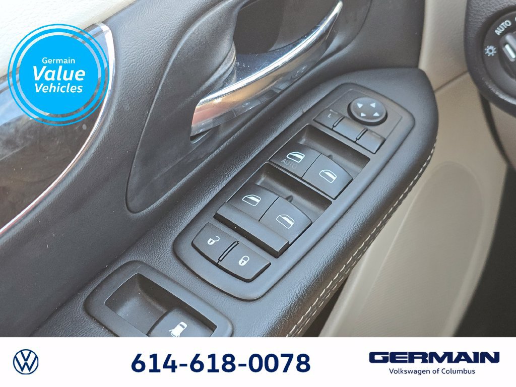 Used 2014 Chrysler Town & Country Touring FWD image 23