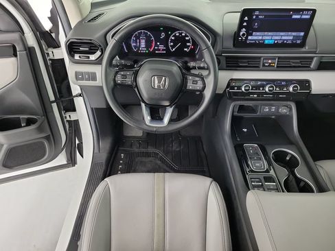 Used 2025 Honda Pilot Touring image 16