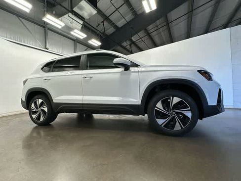 New 2026 Volkswagen Taos SE AWD/4WD image 3