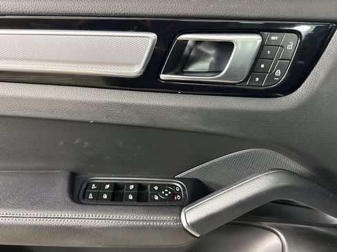 Used 2023 Porsche Cayenne S image 10