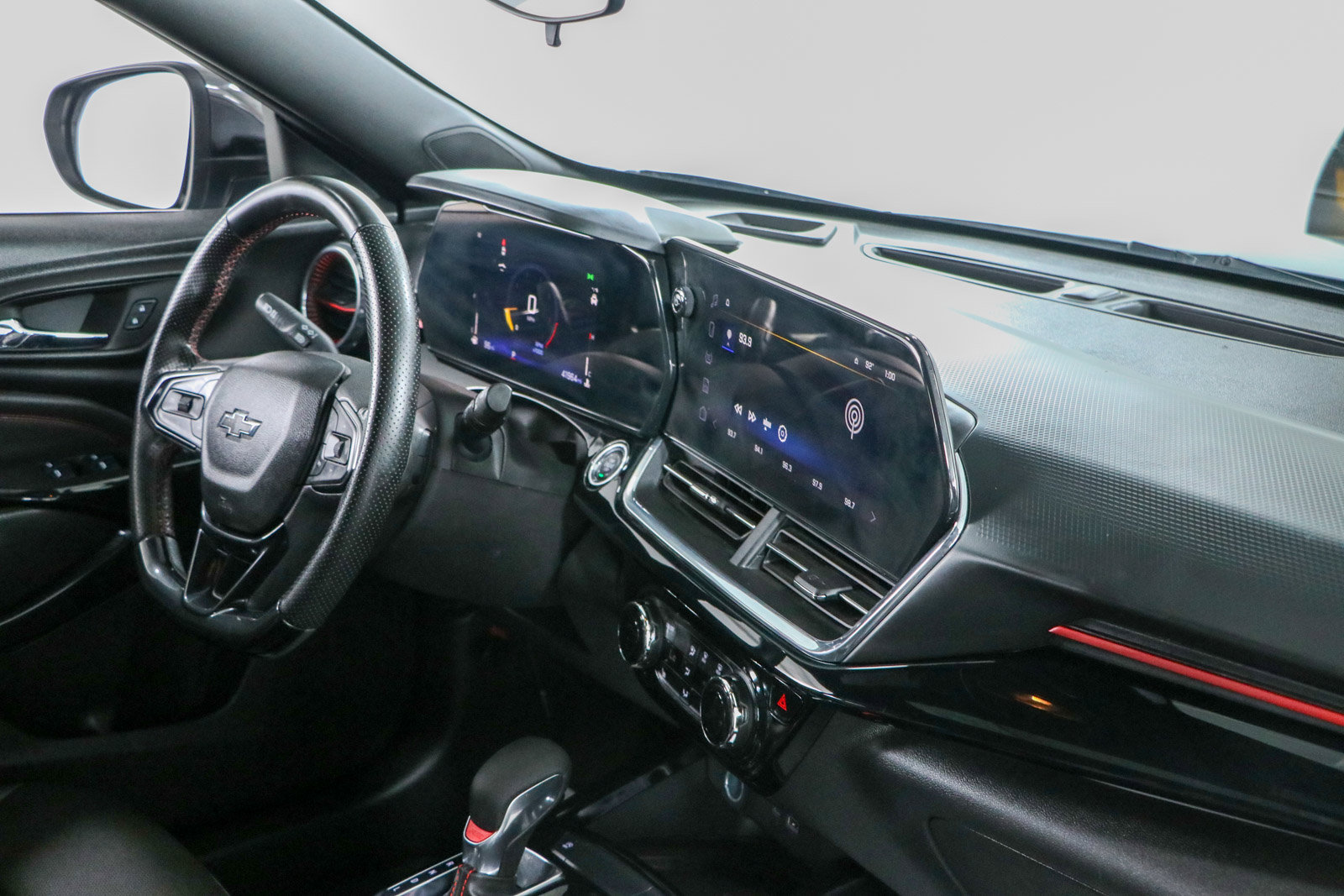 Used 2025 Chevrolet Trax RS w/ Sunroof Package FWD image 26