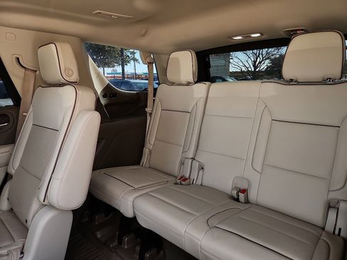 Used 2021 GMC Yukon Denali w/ Denali Premium Package image 11