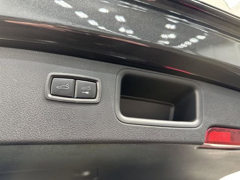 Certified 2025 Porsche Macan Macan image 38