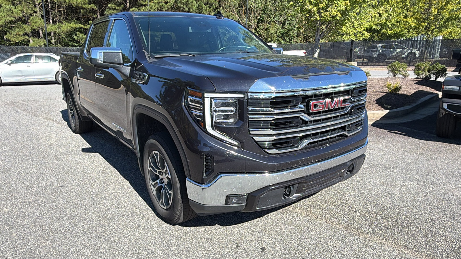 Used 2025 GMC Sierra 1500 SLT AWD/4WD image 5