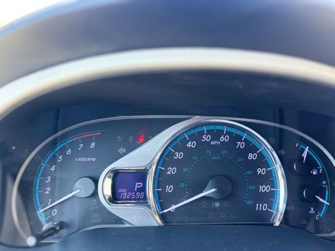 Used 2013 Toyota Sienna XLE image 25