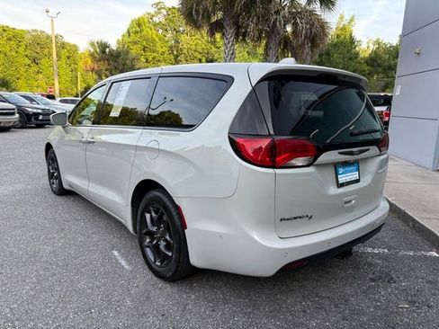 Used 2019 Chrysler Pacifica Touring Plus FWD image 3