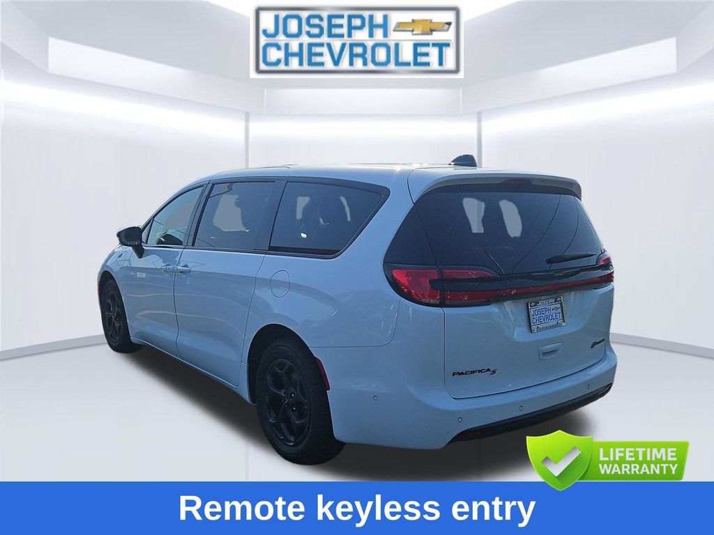 Used 2024 Chrysler Pacifica Limited FWD image 4