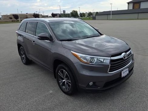 Used 2016 Toyota Highlander XLE AWD/4WD image 3