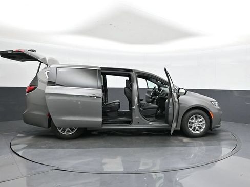 Used 2025 Chrysler Pacifica Select FWD image 49