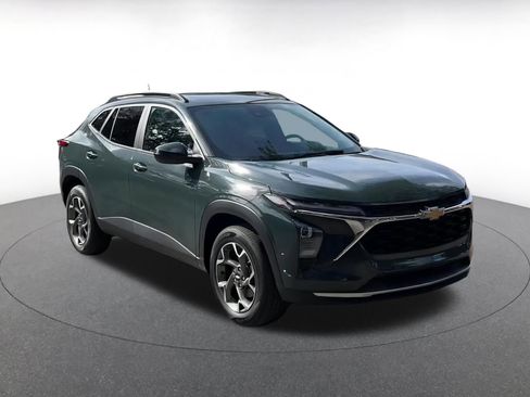 Used 2025 Chevrolet Trax LT image 3